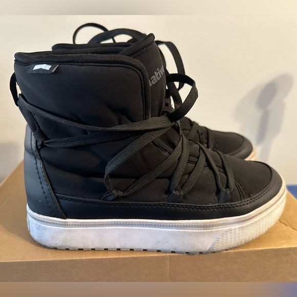 Native Shoes, Chamonix Boot, Size 6 - Picture 2 of 5